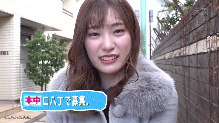 面部特写 · 正面站立 · 户外住宅区 · 灰色毛绒领大衣