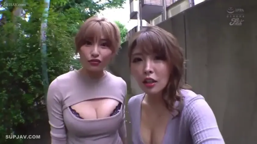 站立 · 巨乳 · 面对镜头 · 半身特写 · 露乳装 · 惊讶 · 户外巷道