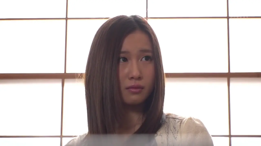 座り姿勢 · 面部 · 字幕 · 忧虑 · 浅色针织衫 · 和式室内 · 望向侧面