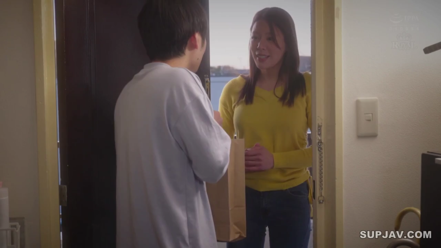 站姿 · 微笑 · カジュアルウェア · プロット · 门口 · 纸袋 · 拿纸袋