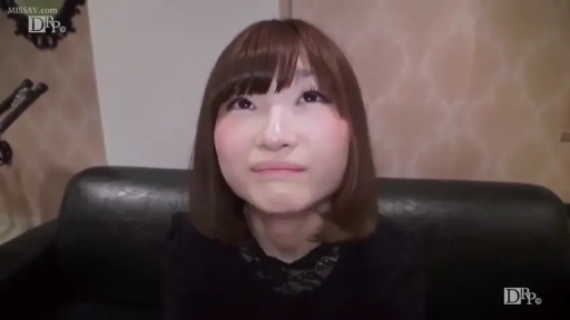 室内 · 坐姿 · 委屈 · 面部特写 · 注视 · 短发 · 麦克风 · 黑色蕾丝衫