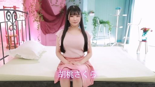 坐姿 · 卧室 · 注视镜头 · 温和 · 大床 · 粉色套装 · 胡桃樱