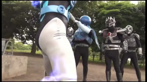 臀部特写 · 对峙 · 多人场景 · 盔甲 · 站立背影 · 户外森林 · 特摄紧身衣 · 无（面具）