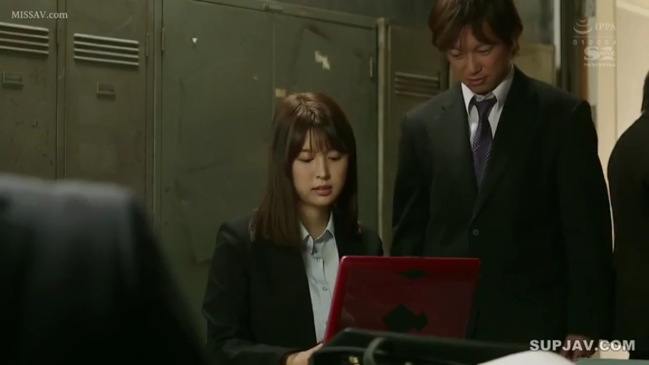 座り姿勢 · 真剣 · 办公室 · 中景 · ビジネススーツ · 笔记本电脑 · 职场 · 查看电脑