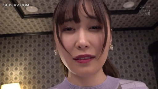 室内 · 面部 · 忧郁 · 第一人称视角 · 凝视 · 俯拍 · 紫色针织衫 · 耳饰