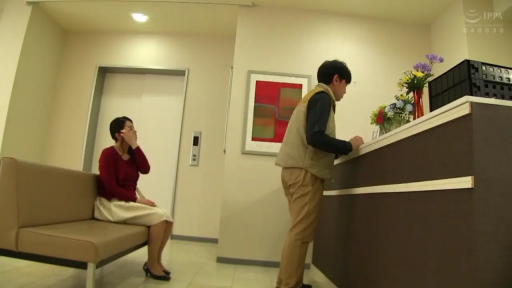 站姿 · 全景 · 沙发 · 自然 · 室内大厅 · 休闲裤 · 等候