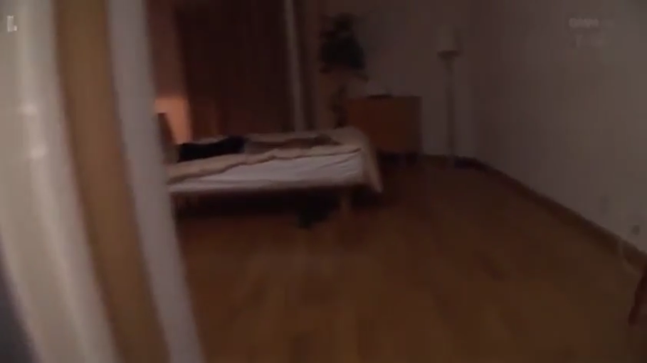 寝室 · ベッド · 遠景 · 便装 · 躺卧 · 寝る