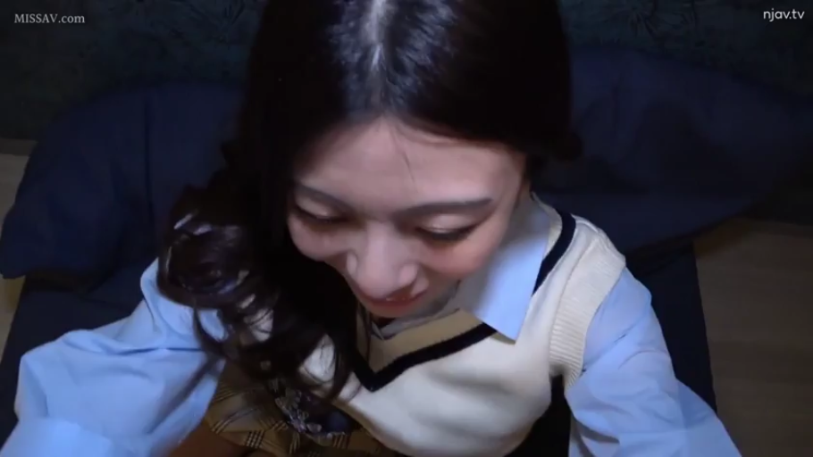 室内 · 面部 · 俯身 · 制服