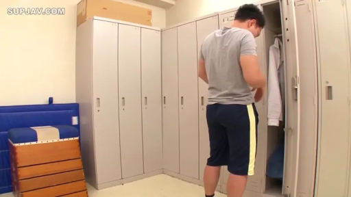 全身 · 更衣室 · 跳箱 · 运动短裤 · 整理物品 · 背向站立 · 男人