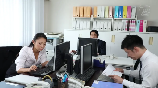 坐姿 · 专注 · 办公室 · 白衬衫 · 电脑 · 办公 · 职场