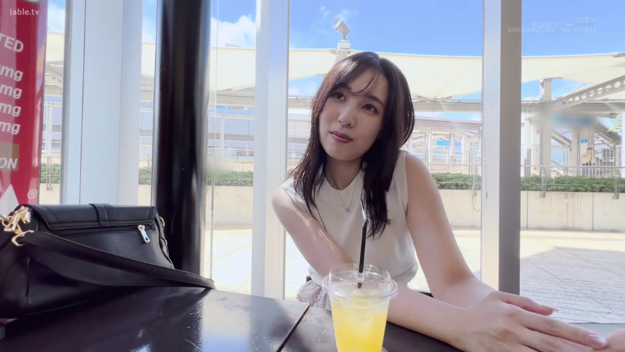 坐姿 · 微笑 · 半身特写 · 注视 · 白色无袖上衣 · 阳光 · 果汁 · 户外咖啡室