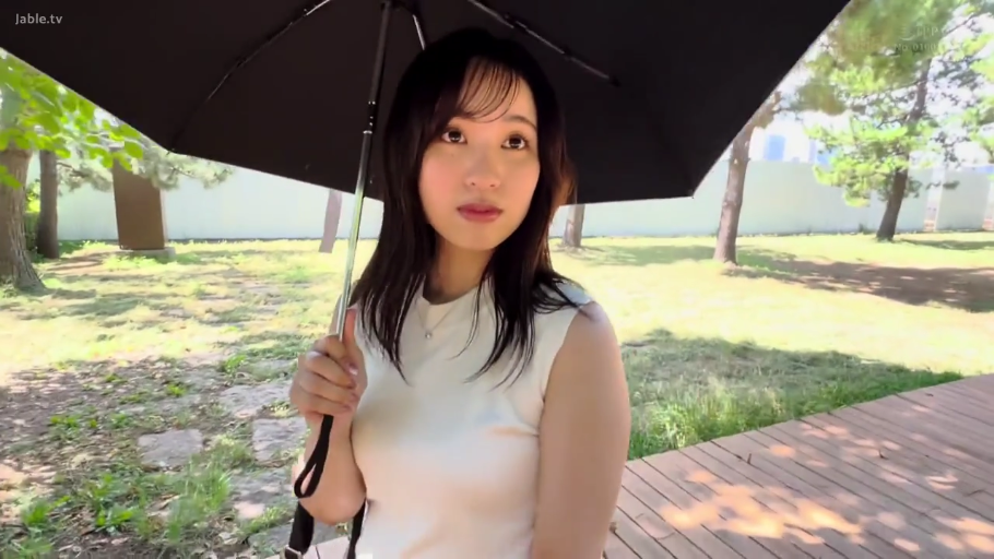 站立 · 平静 · 半身特写 · 户外公园 · 日光 · 白色无袖衫 · 撑伞 · 黑伞