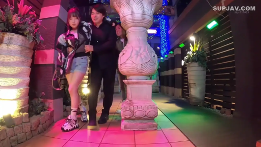 全身 · カジュアルウェア · 户外街道 · 面带微笑 · 行进中 · 互相扶持 · 装饰石柱 · 夜间照明