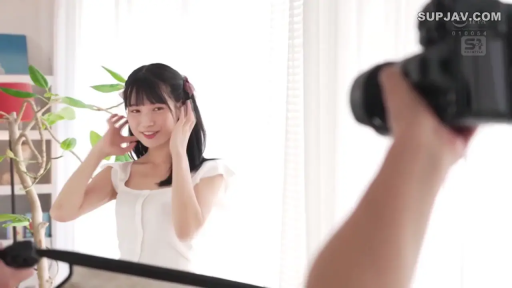 室内 · 中景 · 站姿 · 摆拍 · 微笑 · 相机 · 白色无袖上衣 · 摄影师视角