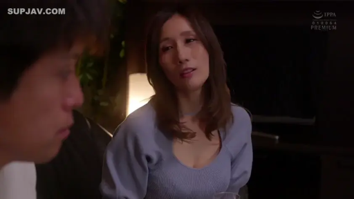 坐姿 · 迷离 · 客厅 · 对话 · 酒杯 · 熟女 · 半身像 · 浅蓝色低胸针织衫