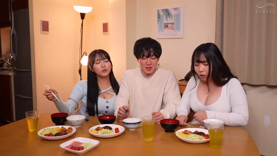 座り姿勢 · 巨乳 · 自然 · 餐厅 · 食事 · 餐具 · 低胸装