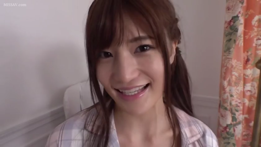 格子衬衫 · 室内 · 坐姿 · 脸部特写