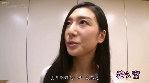 自然 · 面部特写 · 白色上衣 · 谈话 · 正面 · 控室