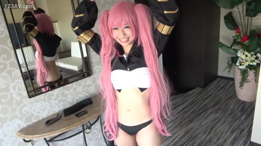 室内 · 全身 · 笑容 · 镜子 · 摆姿势 · 角色扮演服 · 举手站姿 · 粉色双马尾