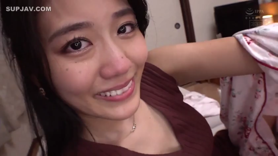 室内 · 脸部特写 · 面对镜头 · 项链 · 仰视 · 笑容 · 自拍视角 · 暗红色上衣