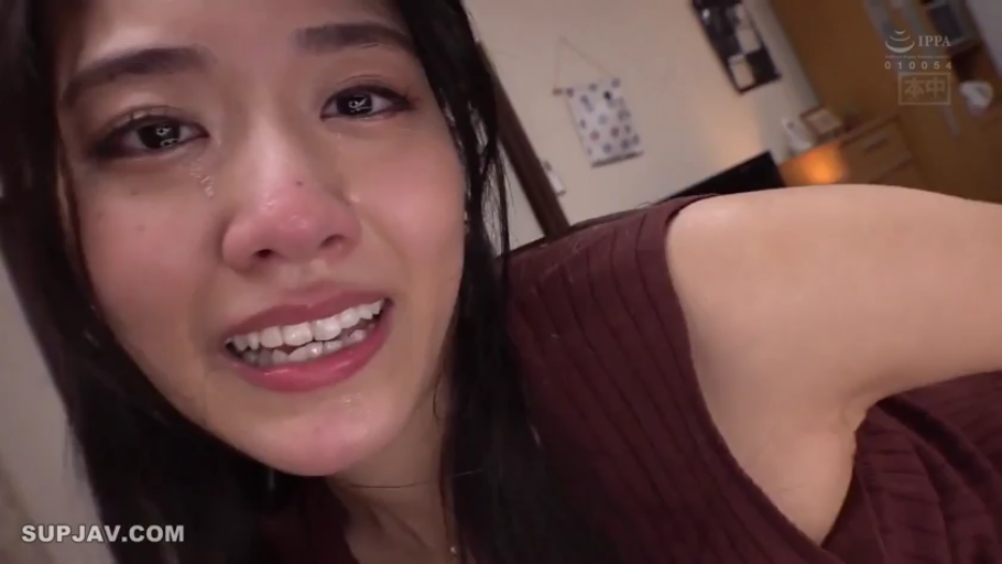 卧室 · 面部特写 · 流泪 · 悲伤 · 前倾 · 红色无袖上衣 · 泪痕