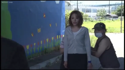 站立 · 中景 · 户外街道 · 灰色连帽衫