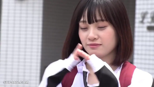 顔部のクローズアップ · 站立 · 恥ずかしがり屋 · 屋外 · アジア人女性 · 整理衣领 · 书包 · 運動服