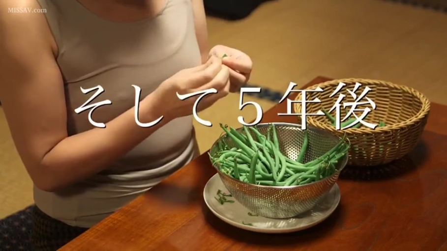坐姿 · 胸部 · 羞涩 · 客厅 · 内裤 · 胸罩 · 男性的手 · 摸乳