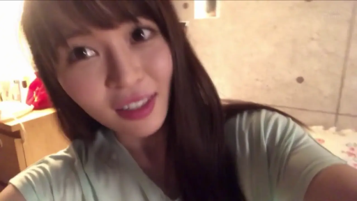 卧室 · 字幕 · 枕头 · 面部特写 · 期待 · 俯身坐姿 · 浅蓝色T恤 · 自拍谈话