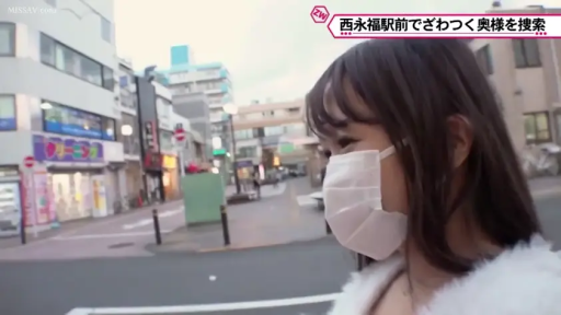 专注 · 站立 · 街道 · 头部 · 口罩 · 街头采访 · 白色毛绒外套 · 寻找