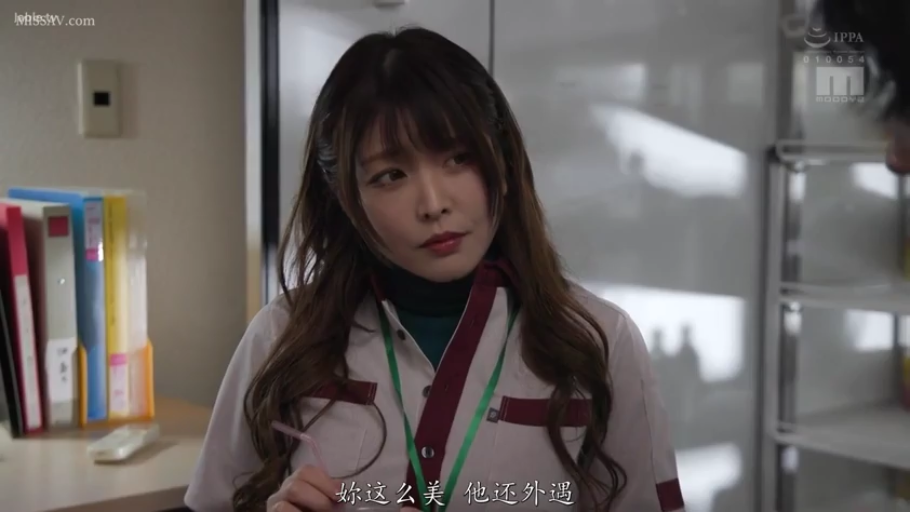 办公室内 · 职业制服 · 纸杯 · 腿部特写 · 翘腿坐姿 · 喝咖啡交谈 · 严肃平淡 · 低视角拍摄