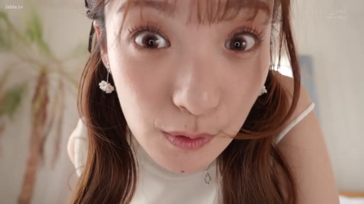 室内 · 俯身 · 脸部特写 · 耳环 · 白色背心 · 注视镜头 · 惊讶 · 主观视角