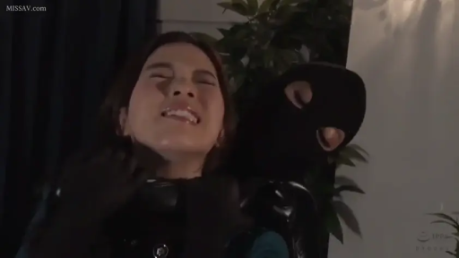 室内 · 面部特写 · 痛苦 · 挣扎 · 手套 · 头套 · 被从背后挟持