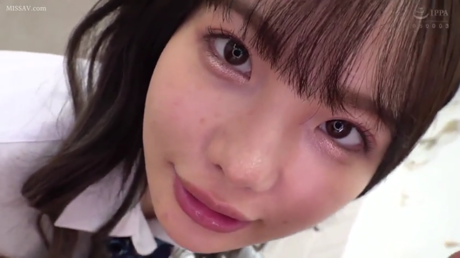 室内 · 面部 · 俯身 · 微笑 · 制服 · 注视 · 大眼