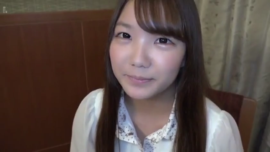 室内 · 微笑 · 白色衬衫 · 面部特写 · 注视 · 长发 · 正面坐姿