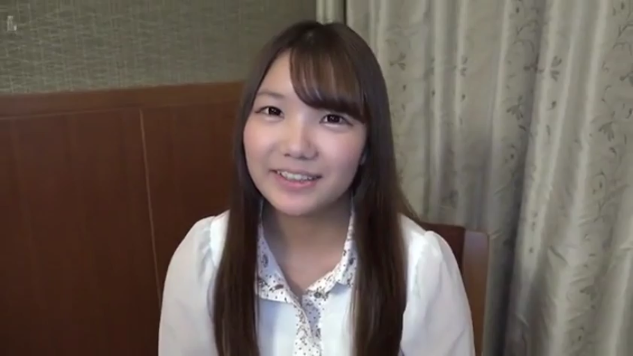 室内 · 坐姿 · 微笑 · 白色衬衫 · 注视镜头 · 长发 · 头部特写