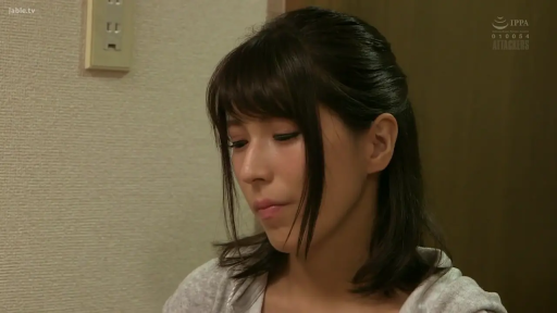 室内 · 忧郁 · 头部特写 · 正面 · 亚洲女性 · 灰色开衫