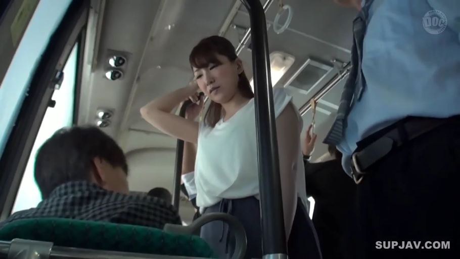 臀部 · 制服 · 跪爬 · 笑容 · 售卖 · 分屏显示 · 货车内 · 热狗纸袋