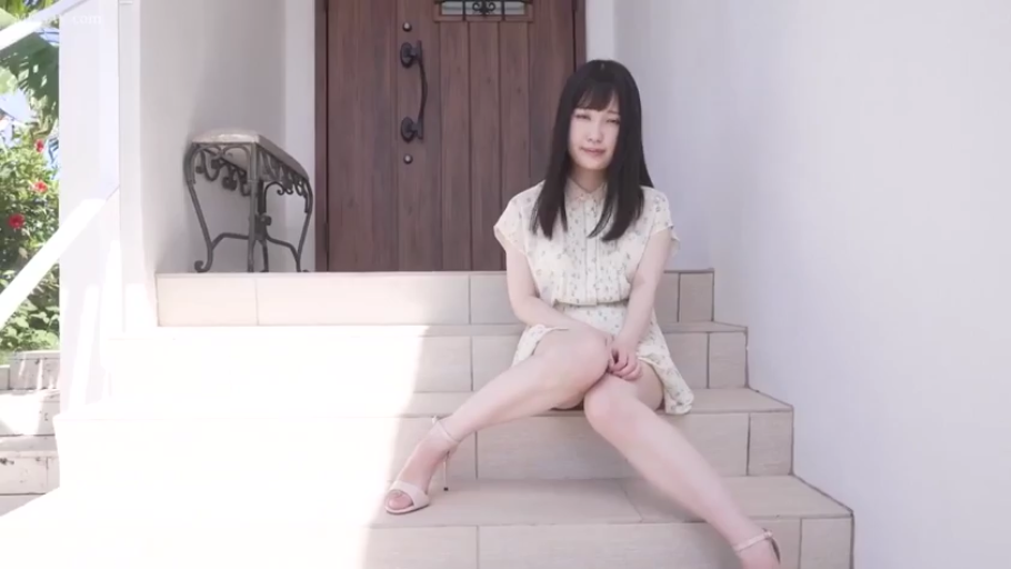 座り姿勢 · 全身 · 盆栽 · 微笑 · 对视 · 清纯 · 小花柄ワンピース · 户外门前