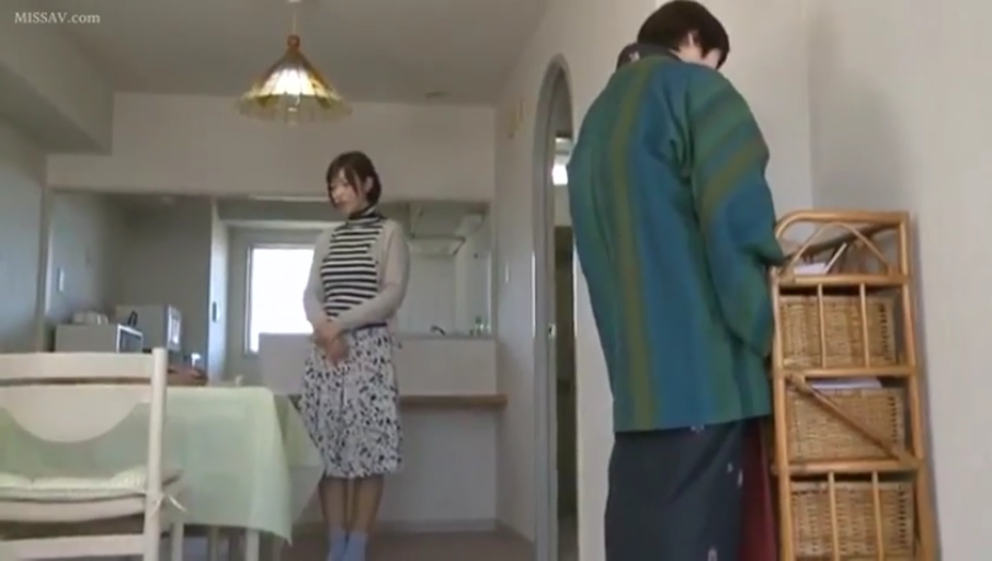室内 · 站立 · 微笑 · 白色上衣 · 注视 · 多人 · 脸部侧面