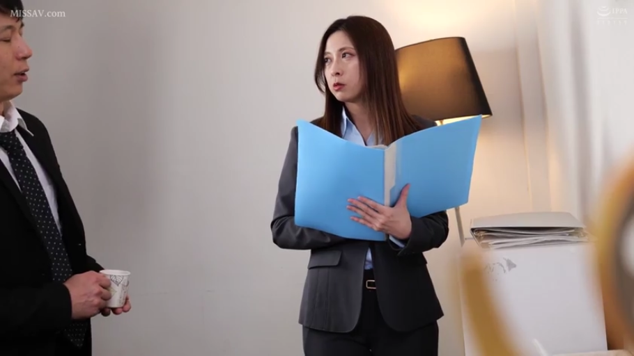 严肃 · 办公室 · 站立 · 中景 · 文件夹 · 职场 · 商务西装 · 职场交流