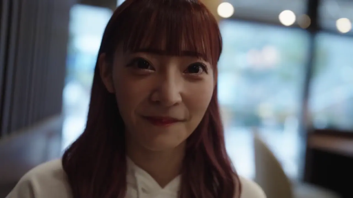 室内 · 微笑 · 顔のクローズアップ · 注視 · 长发 · 正对镜头 · 白色连帽衫