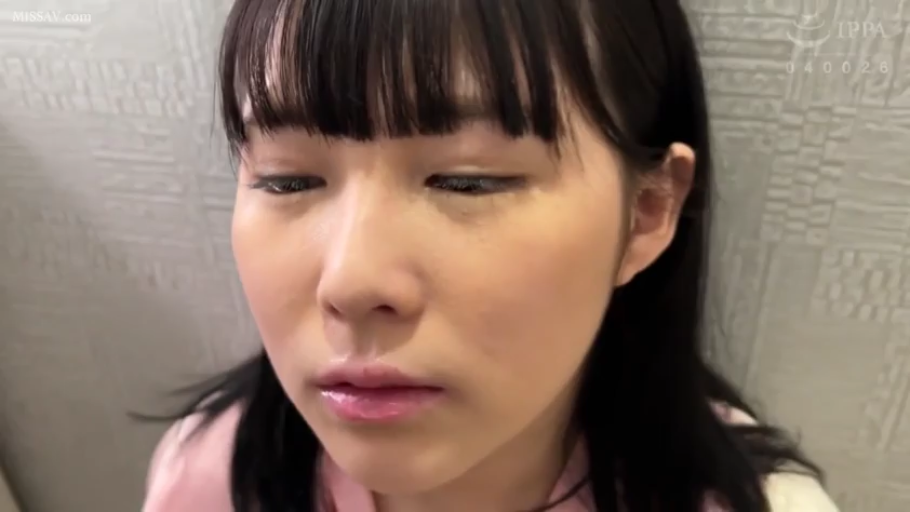 室内 · 顔部のクローズアップ · 注視 · ピンクの上着 · 正面 · 齐刘海 · 迷茫