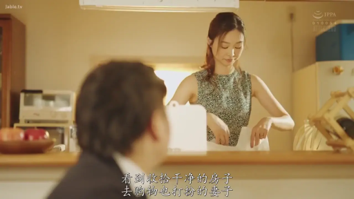 站立 · 平静 · 厨房 · 中景特写 · 餐具 · 人妻 · 整理家务 · 无袖碎花上衣