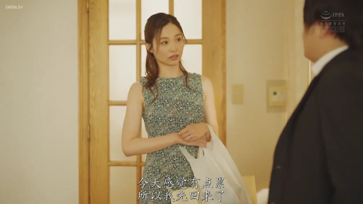 交谈 · 站姿 · 剧情 · 上半身 · 忧虑 · 室内门口 · 塑料袋 · 无袖碎花连衣裙