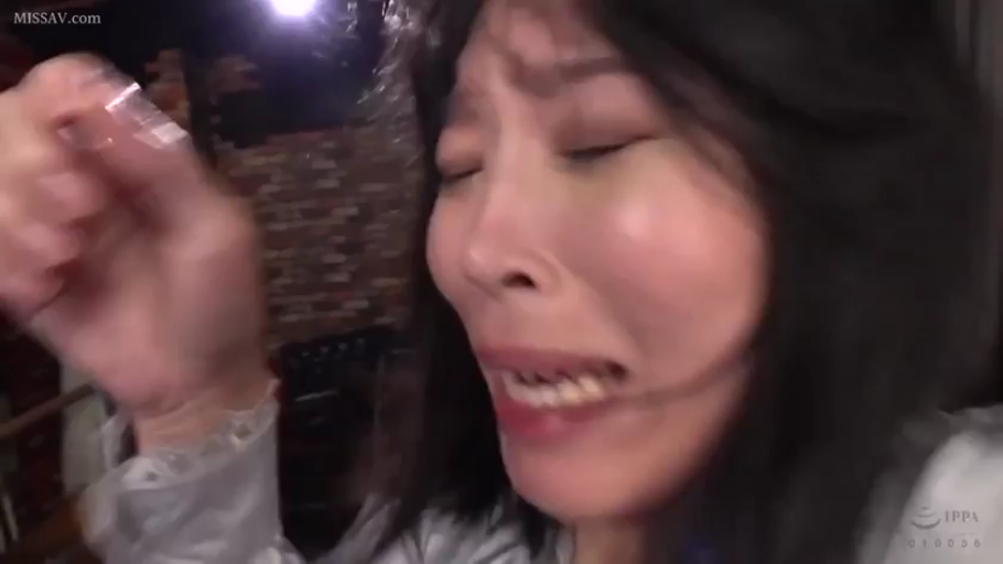 室内 · 顔部のクローズアップ · 抬手 · 浅色丝绸上衣