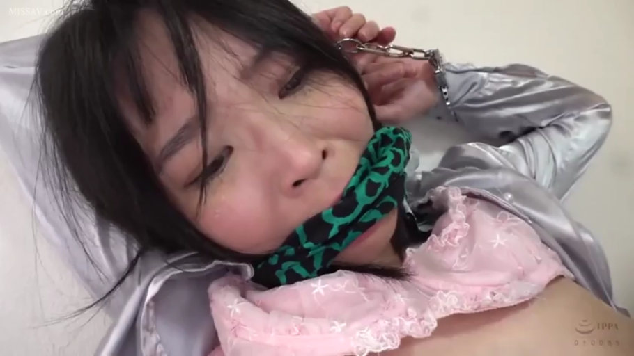 室内 · 脸部 · 捆绑 · BDSM · 手铐 · 痛苦 · 躺姿 · 睡衣