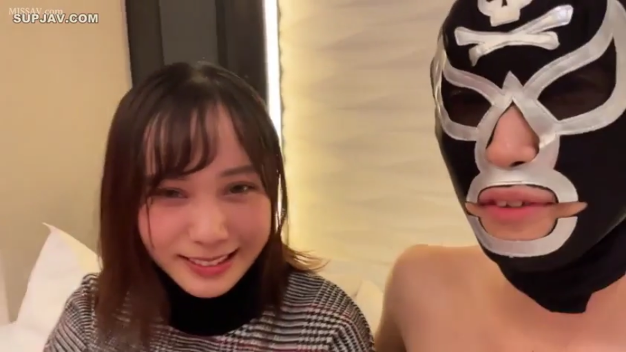 脸部特写 · 微笑 · 酒店房间 · 格纹上衣 · 面向镜头 · 并肩而坐 · 摔角手面具