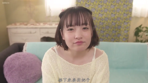 室内 · 坐姿 · 脸部 · 微笑 · 注视 · 素人 · 黄色毛衣