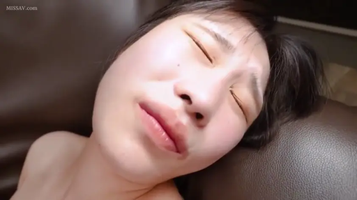 室内 · 顔 · 全裸 · 躺卧